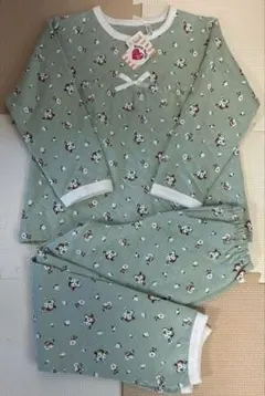 キッズ　女の子　花柄緑色長袖パジャマ上下セット　130cmのサムネイル