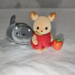 ①牛人 ぽちゃぽちゃ おキャット様②シルバニアファミリーシカ赤ちゃん