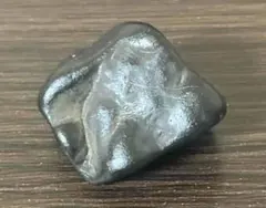 滑らかに煌めく宇宙の欠片、凸凹の少ない徳島鮎喰川隕石、美しき無傷の隕石！