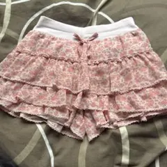 フリル付きピンク花柄ショートパンツ