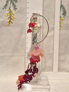 ハンドメイド　グラデーション花びらとレースタッセルのイヤーフック