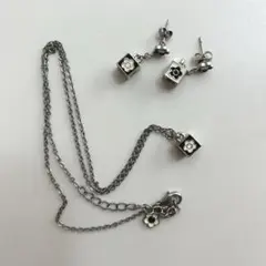 MARY QUANT お花　ネックレス ピアス セットのサムネイル