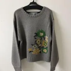 グレーの花柄刺繍ニットセーター(バック→ ボタン付)