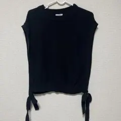 ブラック ニットベスト サイドリボン付き　ローリーズファーム