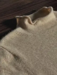 カシミヤ 100％のニットセーターです