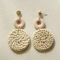 手編みラタン 手編みラタン ダブルサークルピアス｜ホワイト ボホシック 揺れ感