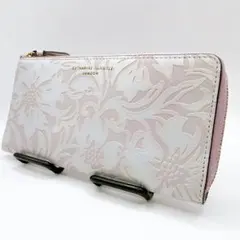 未使用級　キャサリンハムネット　エンボス加工　L字ファスナー 長財布 花　ピンクのサムネイル