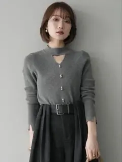 【SALE】lumier 同型　チョーカーデザインボタンリブニットトップスグレー