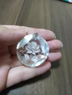 クリスタル 花彫刻 ペンダントトップ