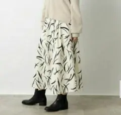【新品未使用タグ付き】白 黒 葉柄 モノトーン プリントタック フレアスカート