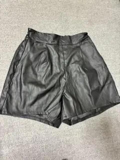 黒レザープリーツショートパンツ