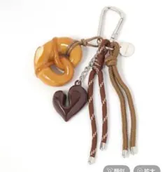 ニコアンド　フードモチーフチャーム　プレッツェル　ハート　キーホルダー