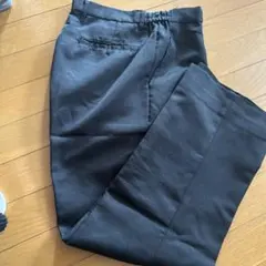 黒のスラックスのサムネイル