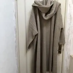 ZARAクリーム色ケーブル編みマフラー付きニットとベージュロングカーディガン