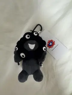 万博 ミャクミャク 黒 カラビナ付き ぬいぐるみ 立 チャーム - メルカリ