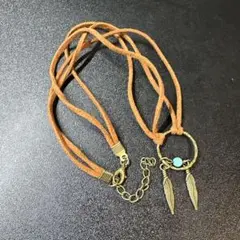 ブラウン スエード ネックレス 羽根チャーム