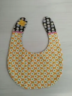 花柄のよだれかけ