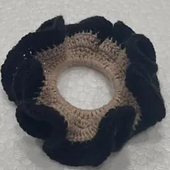 ハンドメイド かぎ編み フリルデザイン シュシュ 黒とベージュ