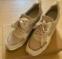ベージュ スニーカー