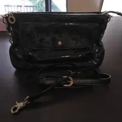 黒のパテントレザー ショルダーバッグ