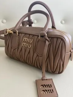 miumiuアルカディマテラッセレザーのサムネイル