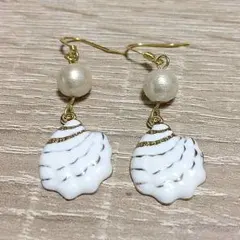 ベビーカラーシェルとコットンパールのピアス　ホワイト
