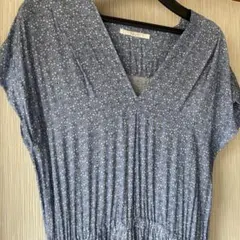 トゥーモローランド　ソレイアード みずいろ花柄Vネックワンピース