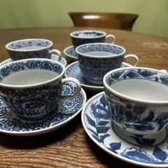 青い花柄と幾何学模様のカップ・ソーサーセット