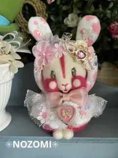 羊毛フェルト☆ストラップ付き縫いぐるみʕ•ᴥ•ʔ花柄うさぎ♡のサムネイル