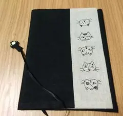 猫のイラスト付きブックカバー　A5本用　布製