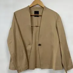 （新品）DAMA collection ノーカラージャケット ベージュMサイズ