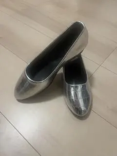 【新品・未使用】メタリック シルバー クロコ型押し フラットパンプス