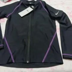 新品　ナイキ　ラッシュガード　水着　130cm