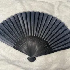 黒のプラスチック製扇子