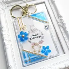 トレカケース硬質ケースキーホルダー レジンデコ 青 ゴールド 花 チェック