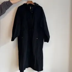 黒のフード付きロングコート