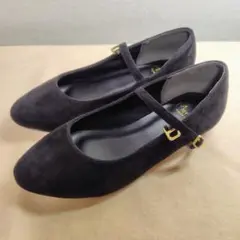 Menue メヌエ ストラップ パンプス (ブラック／スエード調) 22.5cm