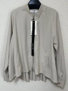 新品　今季　エイミーロウ　バックプリーツブルゾン　ベージュのサムネイル