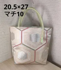 帯リメイクバッグ　薄いベージュ色地　亀甲紋様　刺繍