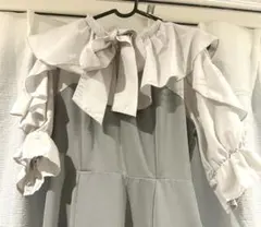 グレー フリル付きオフショルダー ワンピース