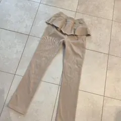 petit mine フリル付きベージュスキニーパンツ