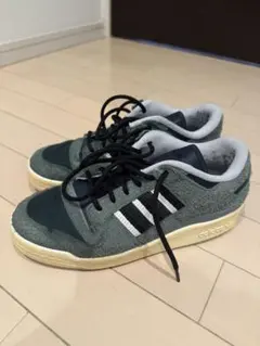 adidas グレー スエード スニーカー