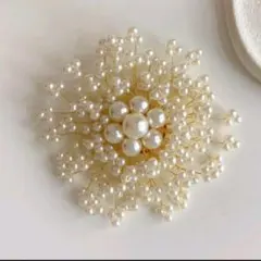 ブローチ華やかフラワー❁パールビーズ×ホワイト結婚式披露宴に映える上品アクセ⭐