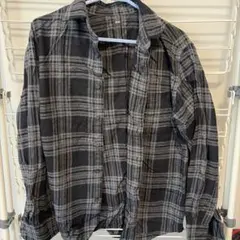 黒とグレーのチェック柄長袖シャツ