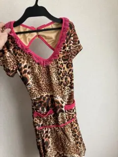 ヒョウ柄後ろラインストーン背中開きフリル付きミニワンピース新品タグ付