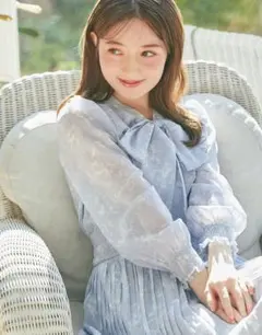 ボウタイリボン付きヨークフリルフラワープリントシャーリングプリーツワンピース　青