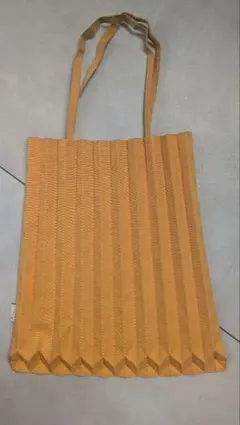 me ISSEYMIYAKE(イッセイミヤケ)TRUNK PLEATS BAG