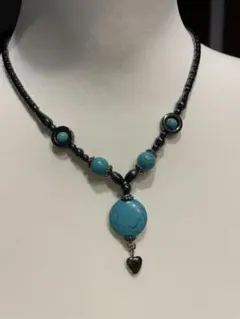 ターコイズブルーとブラックのネックレス