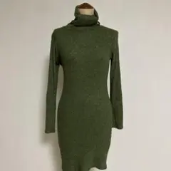オリーブグリーン ニットタートルネックワンピース
