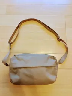 無印良品 撥水再生ポリエステル背面ポケット付きショルダーバッグ　ライトベージュのサムネイル